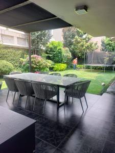 Casa totalmente remodelada en venta en Bosques de las Lomas 4 recámaras, 842 mt2, 4 recamaras