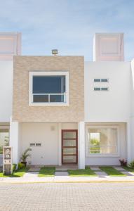 Casa nueva en Venta con 3 recámaras y 2 estacionamientos, se ubica en San Juan Cuautlancingo, a 5 minutos de Plaza San Diego, Puebla, 140 mt2, 3 recamaras