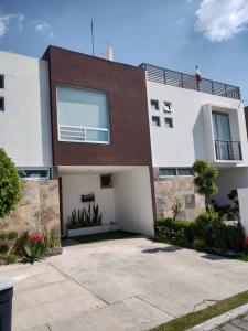 Casa en Venta con Recamara en PB, el fraccionamiento cuenta con Alberca, 148 mt2, 4 recamaras