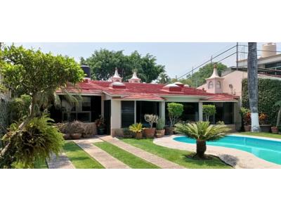 Casa sola en venta de un nivel en Jardines de Cuernavaca con alberca, 316 mt2, 5 recamaras