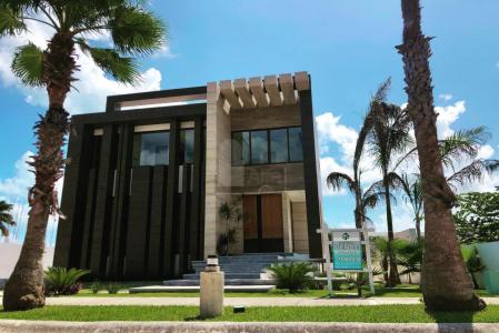 Casa de lujo en venta en Puerto Cancún con Muelle, 1038 mt2, 5 recamaras