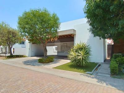 Amplia casa en venta en Ampliación Huertas del Carmen, Corregidora, Querétaro, 454 mt2, 4 recamaras