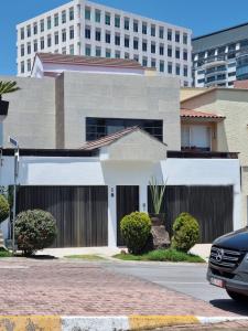 Hermosa Casa Ideal para Remodelar con Jardin Privado en Condominio Seguro Frente a Parque , 364 mt2, 3 recamaras