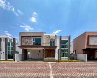 Casa en venta en Metepec con 5 habitaciones, sótano y Roof Garden, 540 mt2, 5 recamaras