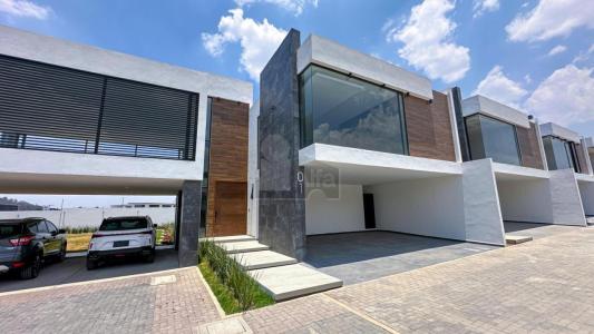 Casa en venta en metepec con diseño moderno y  jardín interno , 270 mt2, 3 recamaras