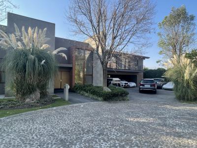 Venta Casa en Club de Golf Los Encinos 4 recamaras, 16 lugares estacionamiento, 1176 mt2, 4 recamaras