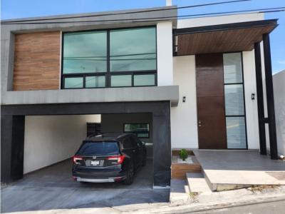 Casa en Venta en Cumbres 5o Sector en Monterrey, 400 mt2, 3 recamaras