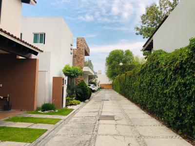 Casa en Venta, en Fraccionamiento sobre Calzada Zavaleta, Puebla, 232 mt2, 3 recamaras