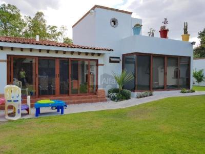 Casa de autor en venta de un piso en Jurica, estilo San Miguel de Allende, 501 mt2, 5 recamaras