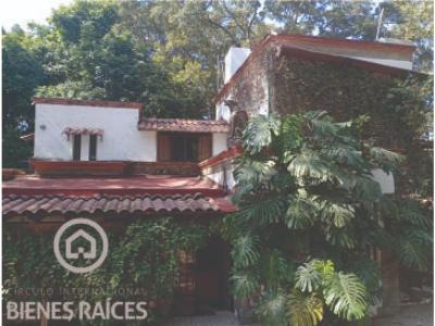 Venta de casa en exclusiva privada en Tepoztlán, en medio del bos, 117 mt2, 2 recamaras
