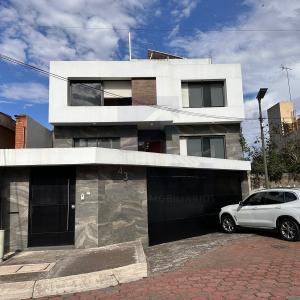 Casa en Venta en Colinas del Bosque, 480 mt2, 4 recamaras