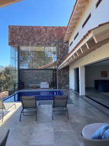 Casa en venta en Valle de Bravo 4 recámaras, 700 mt2, 4 recamaras