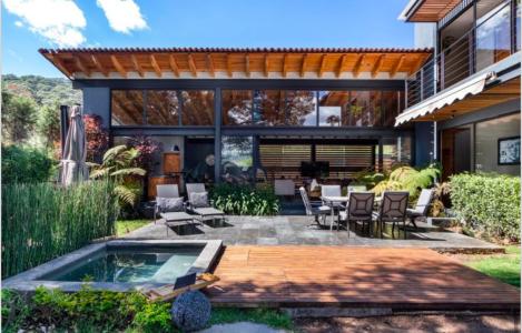 Casa Fesno en venta en Valle de Bravo 4 recámaras gran jardin, 190 mt2, 4 recamaras