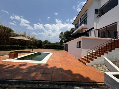 CASA EN VENTA EN PRIVADA EN AVANDARO, VALLE DE BRAVO, 500 mt2, 4 recamaras