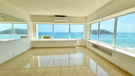 Condominio a Pie De Playa en Torre Islas del Sol, 110 mt2, 2 recamaras