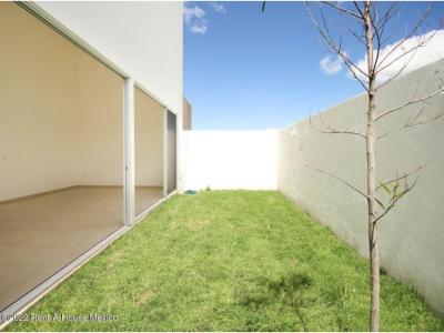 Casa con roof garden y cuarto de TV. VENTA - Zibata, 296 mt2, 4 recamaras